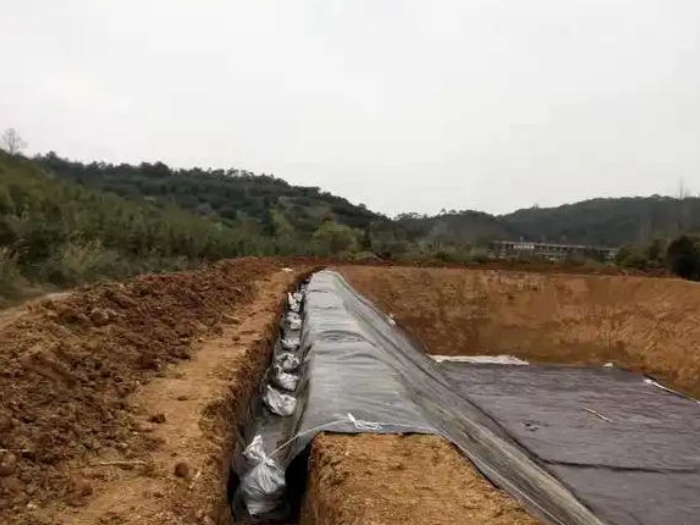 土工膜錨固溝施工不規(guī)范，后期邊角滲漏漏氣